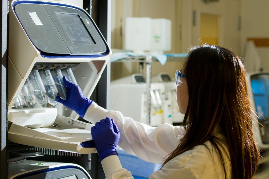 Chercheuse en laboratoire scientifique