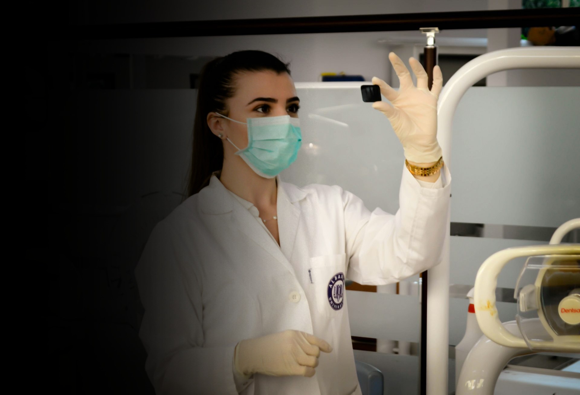 Femme en blouse de laboratoire