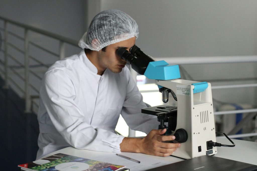 Scientifique utilisant un microscope