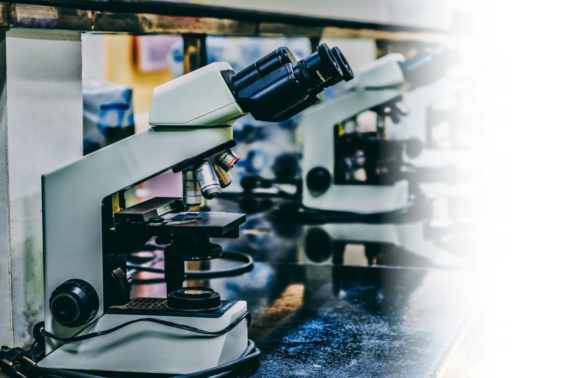 Microscope sur une table de laboratoire