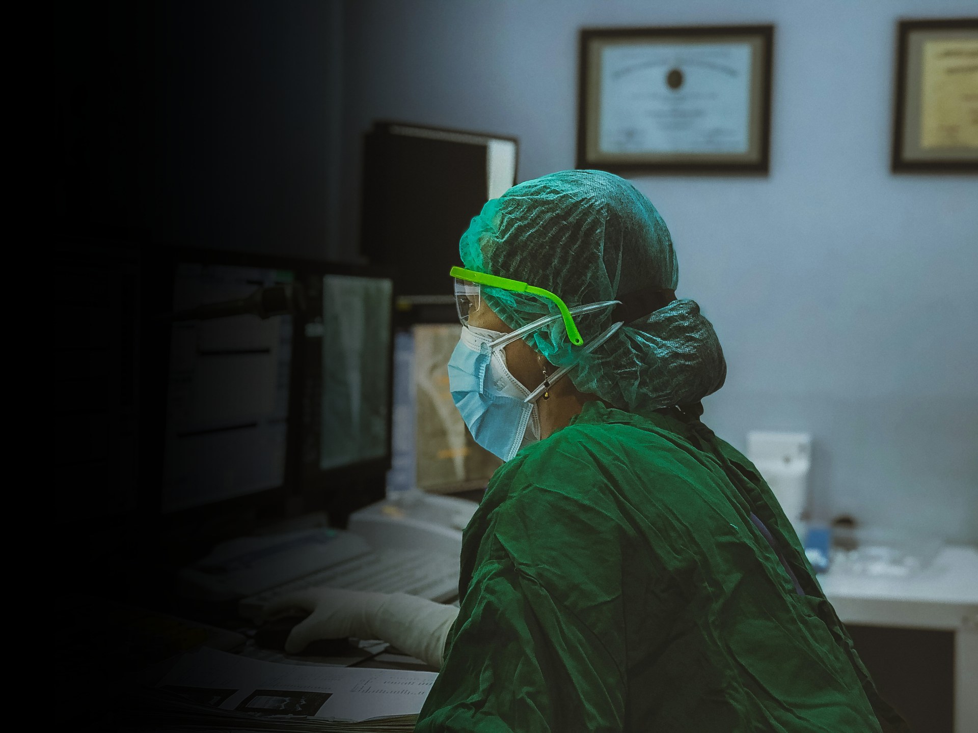 Médecin utilisant un ordinateur