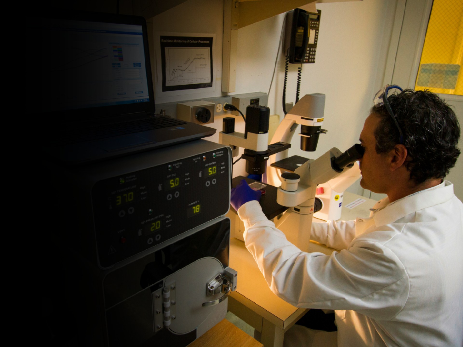 Scientifique utilisant un microscope