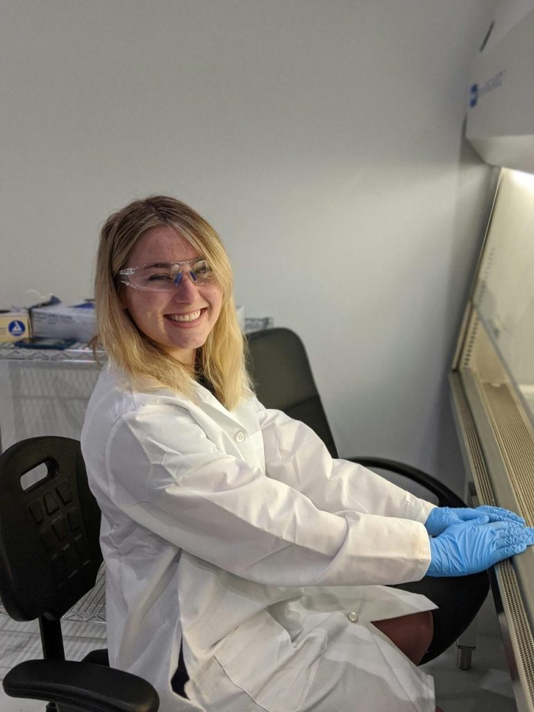 Femme en lab coat souriante