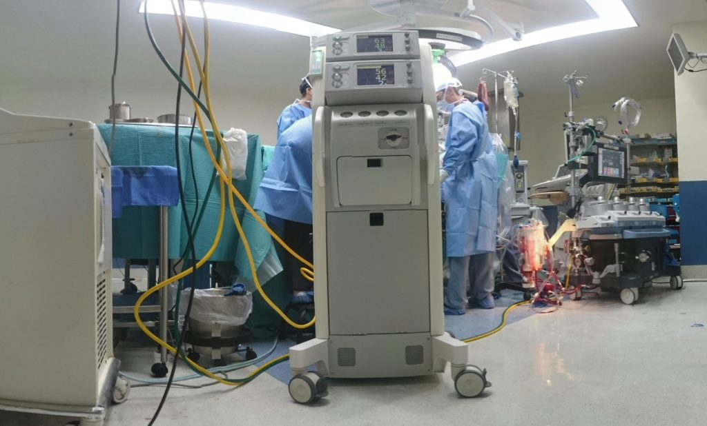 Salle d'opération avec équipements médicaux