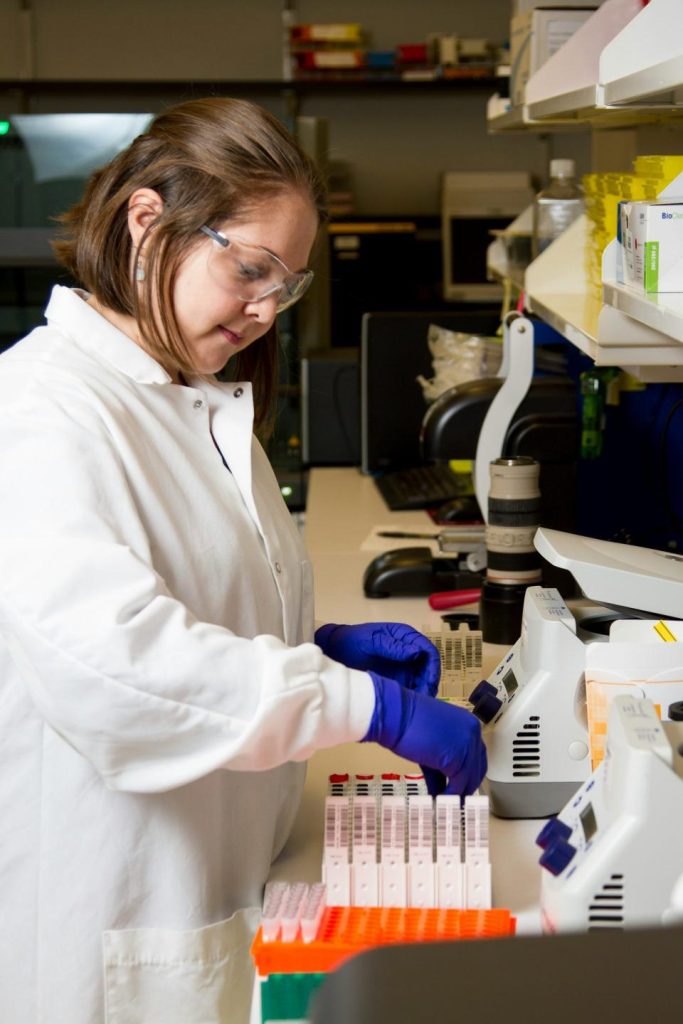 Scientifique dans un laboratoire