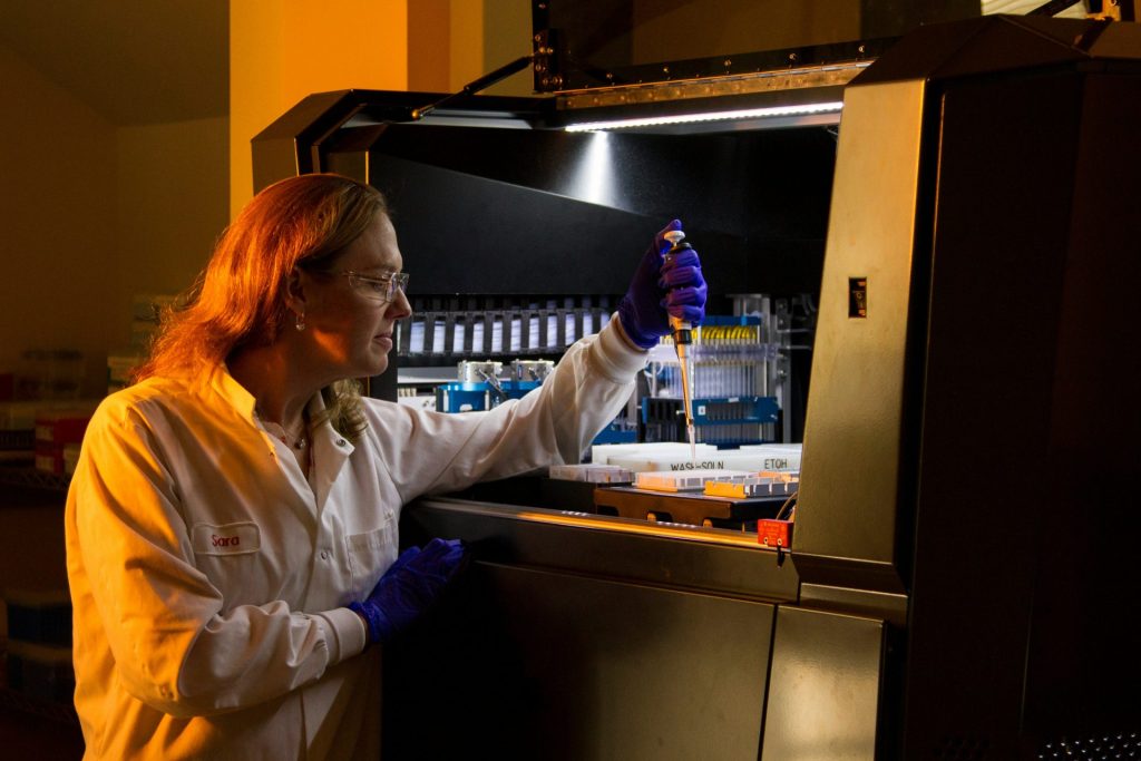 Scientifique dans un laboratoire