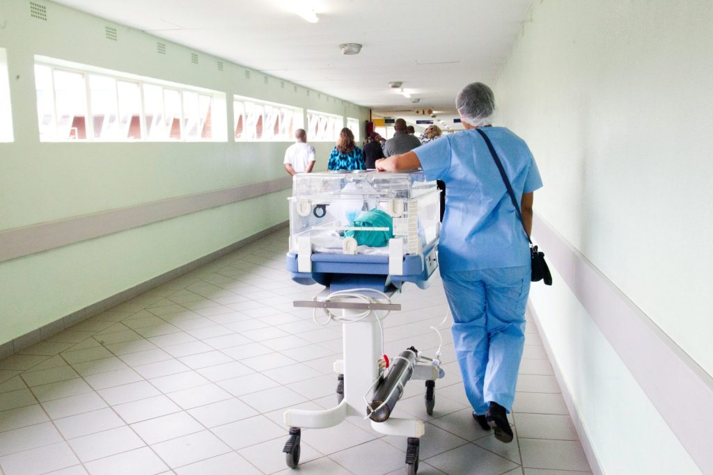 Infirmière dans un couloir hospitalier